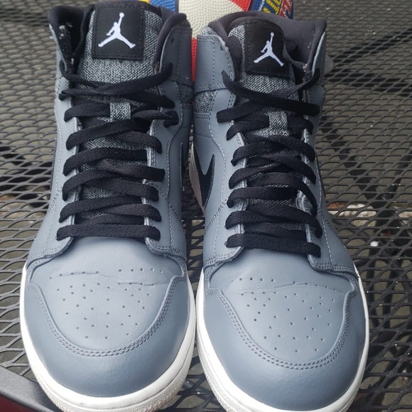 AIR JORDAN RETRO 1 - Picture 6 of 15